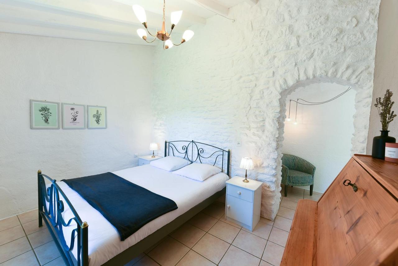 Auberge La Plaine Chabrillan エクステリア 写真